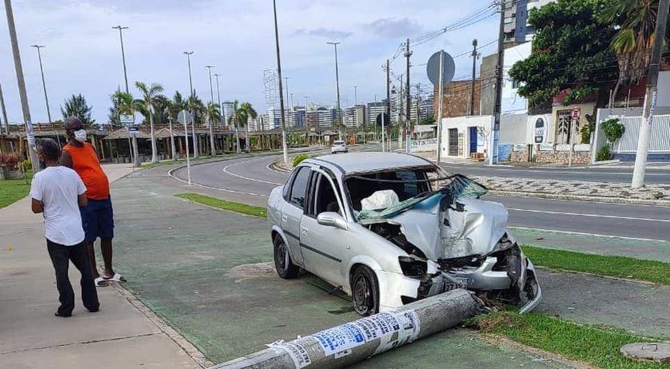 Colisão derruba poste de iluminação pública na Zona Sul de Aracaju / Foto: Foto: Reprodução/Redes Sociais