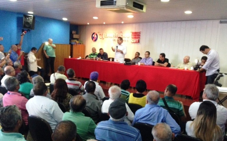 Renan garante apoio a servidores da antiga Ceal para pagamento do Plano Bresser