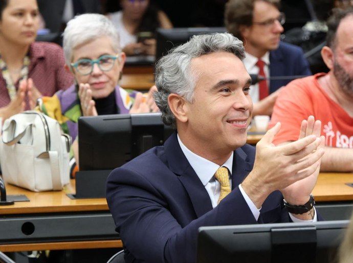 Rafael Brito comemora aprovação de Projeto de lei que cria piso salarial para profissionais da educação
