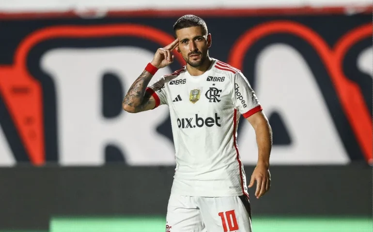 Flamengo derrota o Vitória com gols de Arrascaeta e de Bruno Henrique no final do jogo em Salvador