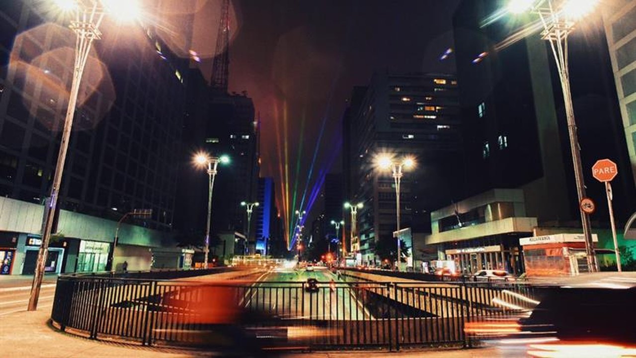 Arco-íris ilumina Avenida Paulista para celebrar parada LGBTQIA+