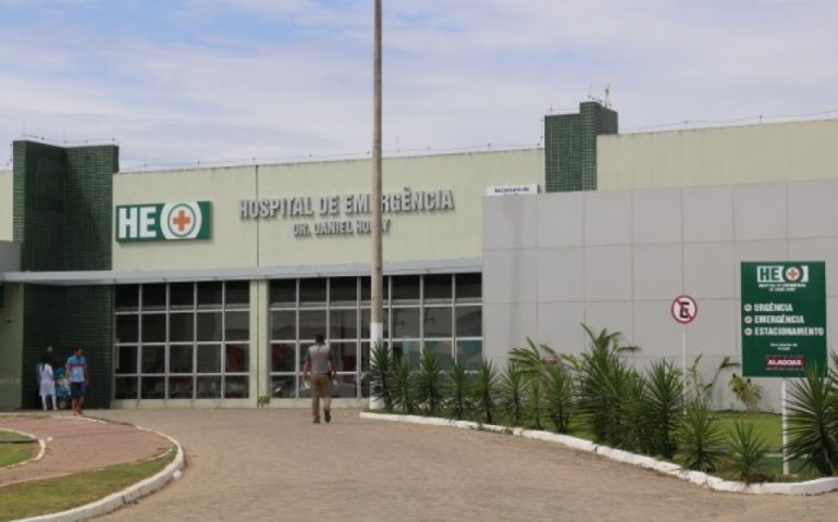 Bloco leva alegria a pacientes do HE do Agreste