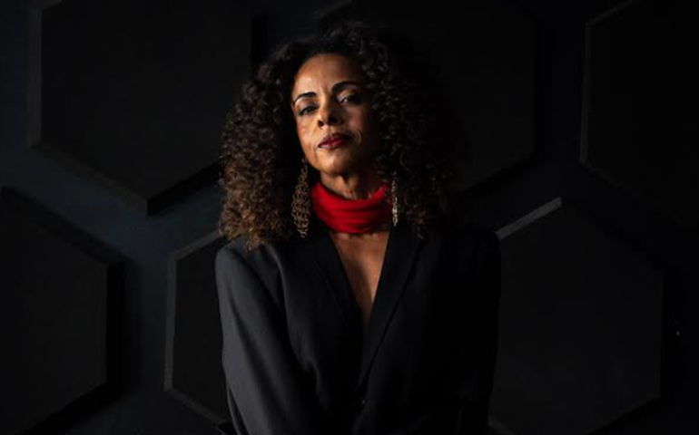 Com gingado baiano, álbum ‘Entra, Vai!’ (2025) marca retorno de Ivana Gaya à cena musical