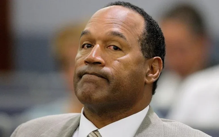 Cartão de crédito de OJ Simpson está à venda em um leilão online, e lances já ultrapassam R$ 1.500