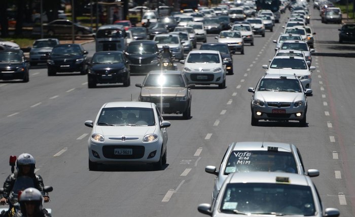 De acordo com a lei nº 12.468/2011, o uso de taxímetros é obrigatório em municípios com mais de 50 mil habitantes De acordo com a lei nº 12.468/2011, o uso de taxímetros é obrigatório em municípios com mais de 50 mil habitantes