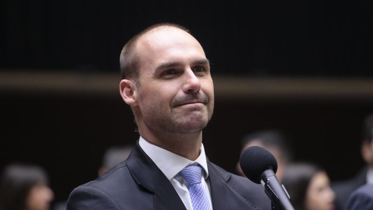 Eduardo rebate governador de direita que o chamou de 'louco' por estar 'falando merda' nos EUA: 'político bosta'