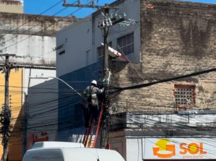 Ilumina retira cabeamento inativo em postes do Centro de Maceió