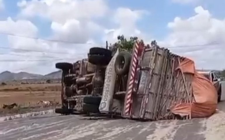 Na BR-316: Caminhão tomba entre Palmeira dos Índios e Estrela de Alagoas