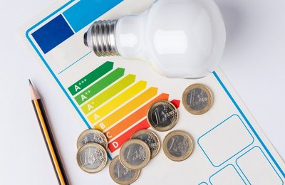 Economia de energia: aumento de 250% nas buscas reflete impacto do calor e da bandeira vermelha nas contas