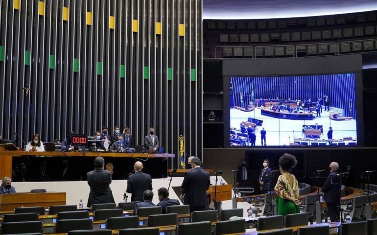 Lei do salário igual volta ao Congresso