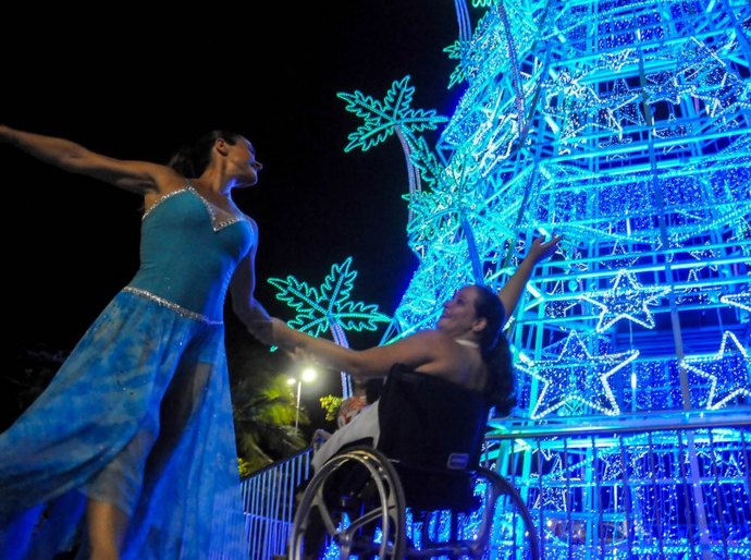 Árvore dançante ilumina o Natal na Praça Multieventos e encanta turistas