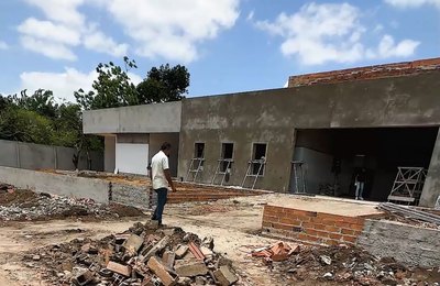 Prefeito de Anadia acompanha obras de construção de escola