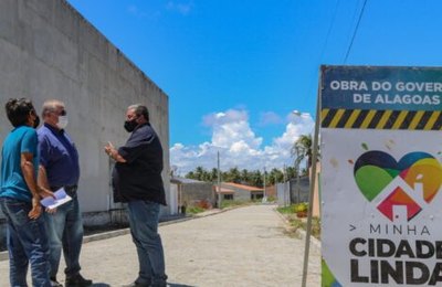 Prefeito Djalma Beltrão visita obras de pavimentação em ruas de Piaçabuçu