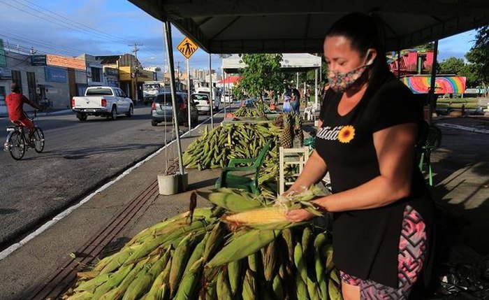 Venda de milho verde na Praça da Faculdade, em Maceió