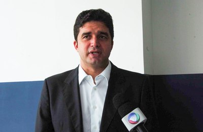 Prefeito vistoria obras de pavimentação no João Sampaio   