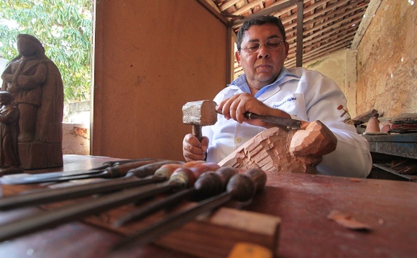 Mestre Claudeonor preserva a arte penedense de esculpir santos