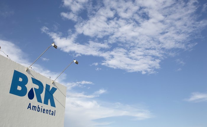 Logo da BRK Ambiental na sede da empresa, em Mauá