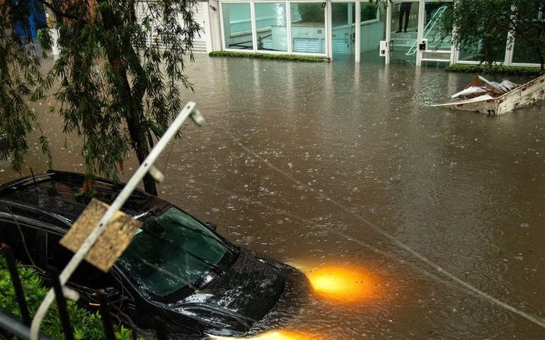 Prefeito de SP visita local onde idosa morreu depois de enchentes na Zona sul