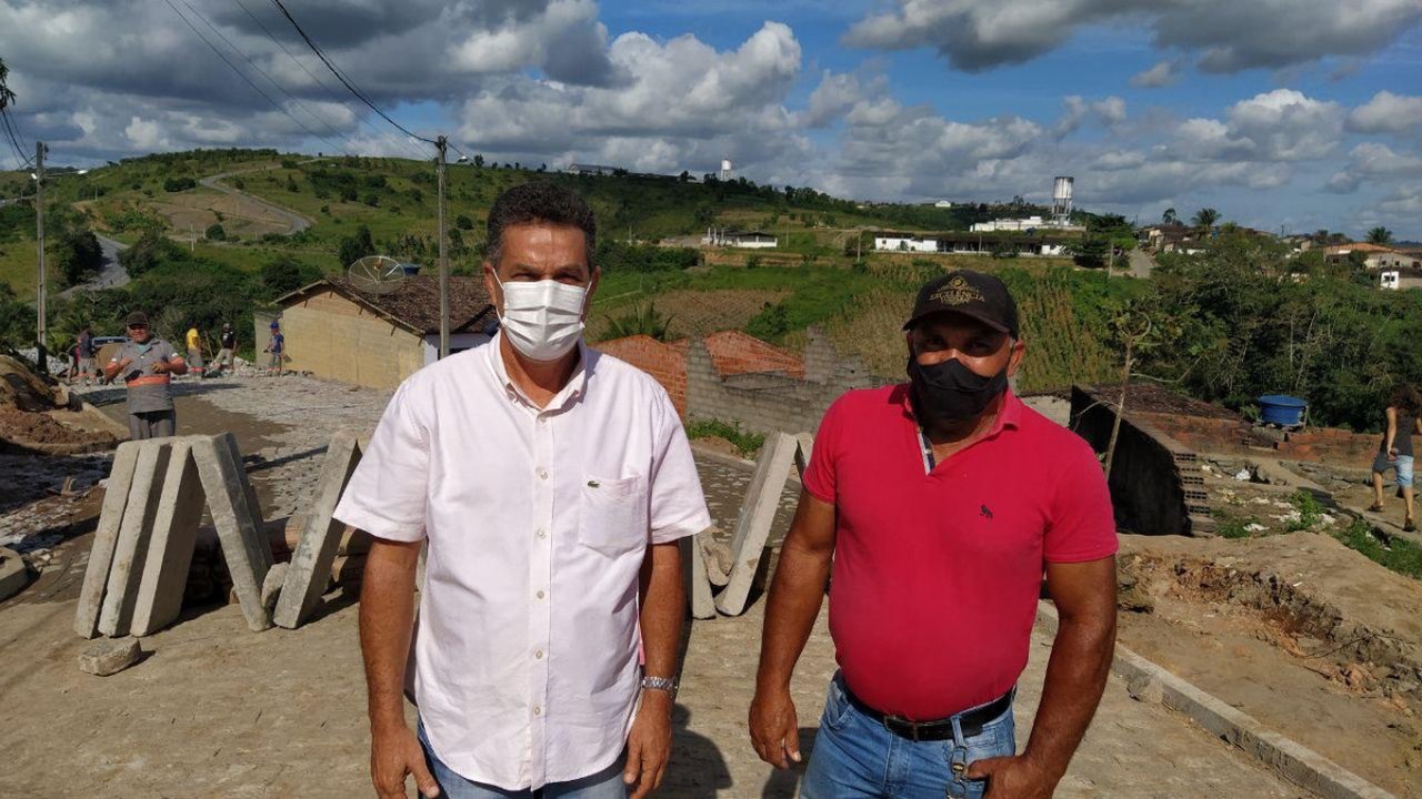 Prefeito de Branquinha acompanha andamento de obras do Minha Cidade Linda