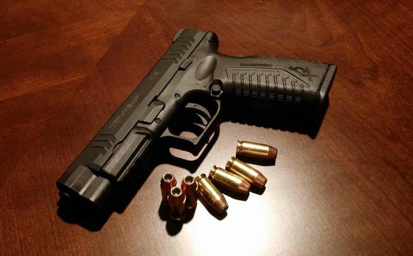 Polícia apreende revólver escondido dentro de carro estacionado em rua na capital