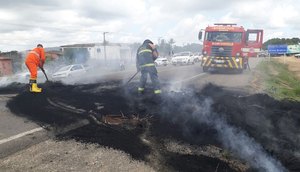 Corpo de Bombeiros apaga fogo em Areia Branca