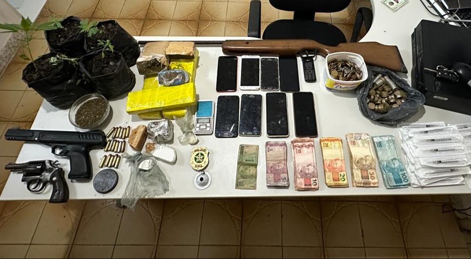 Dois suspeitos foram presos com mudas de maconha, munições e armas em Sergipe / Foto: Foto: SSP/Divulgação
