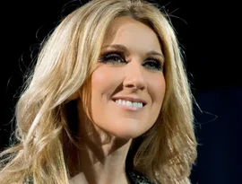 Céline Dion fica descalça e sobe em capô de carro de luxo para cantar e dançar com fãs