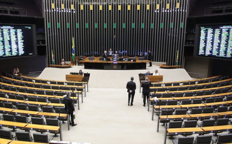Deputados analisam MP que prevê isenção da taxa de verificação de taxímetros; acompanhe