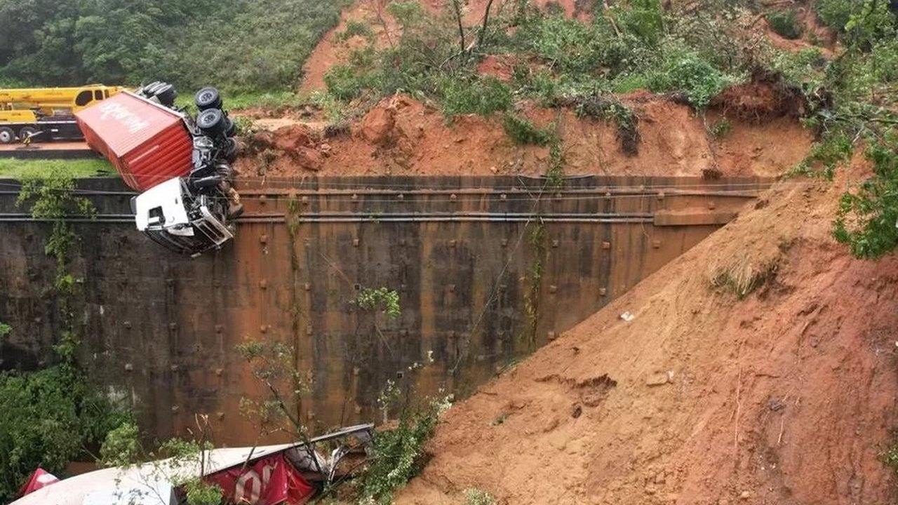 Deslizamento no PR: Bombeiros encerram buscas sem encontrar novas vítimas
