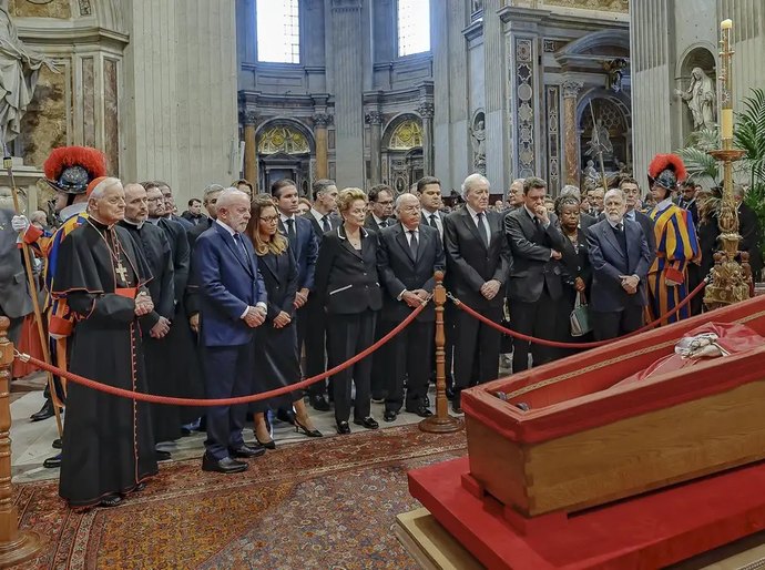 Presidente Lula presta homenagem ao papa Francisco em velório no Vaticano