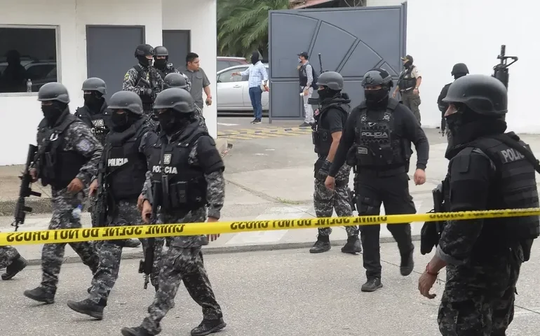 Mais de 130 agentes prisionais são mantidos reféns em cinco presídios do Equador