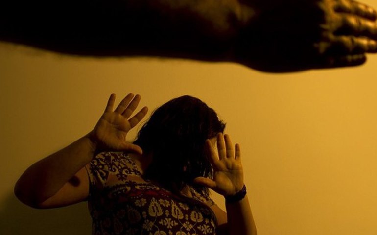 Governo vai dobrar verba para combate à violência contra mulher