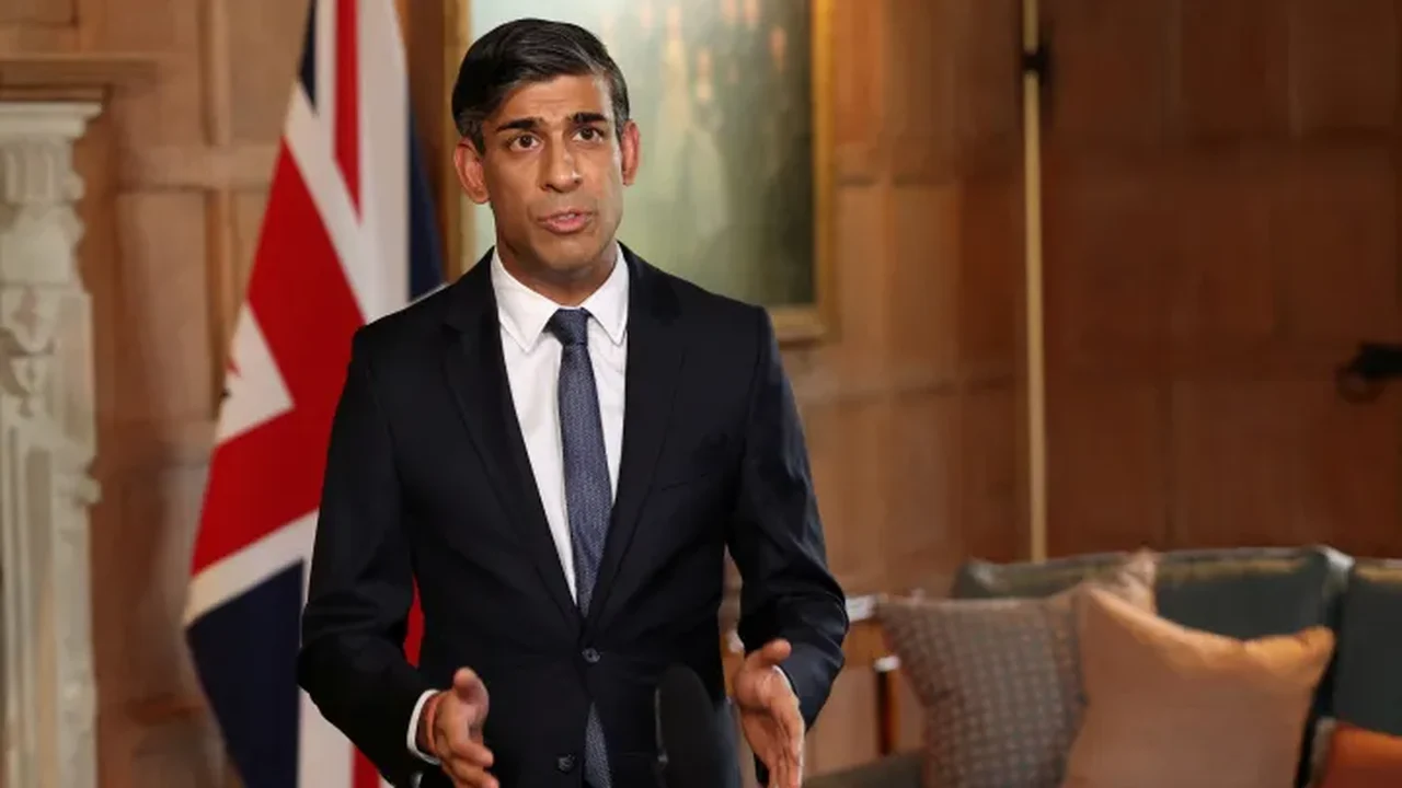 Novo primeiro-ministro britânico anuncia fim de plano de expulsar migrantes para Ruanda