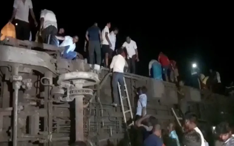 Trens colidem na Índia, porque os maquinistas assistiam uma partida de críquete