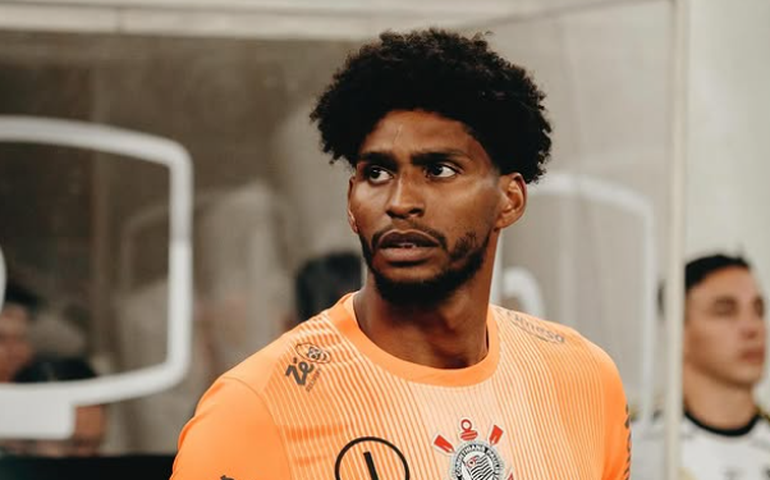 Hugo Souza sofre lesão no ombro e pode desfalcar Corinthians diante do Vitória em Salvador