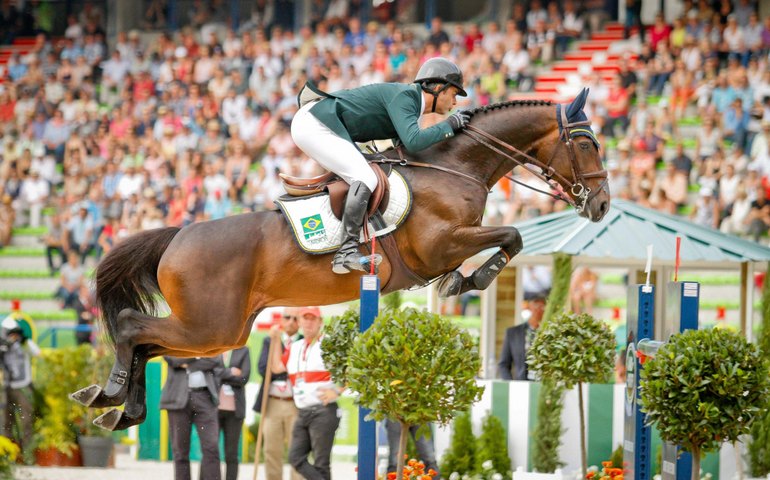 Após cavalo refugar 2 vezes, Rodrigo Pessoa descarta participar de final olímpica