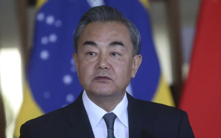 China vê Irã como 'parceiro estratégico', critica EUA e declara apoio a diálogo nuclear