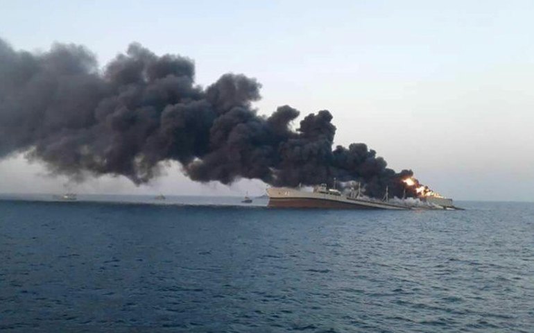 Maior navio da Marinha iraniana naufraga após pegar fogo no Golfo de Omã