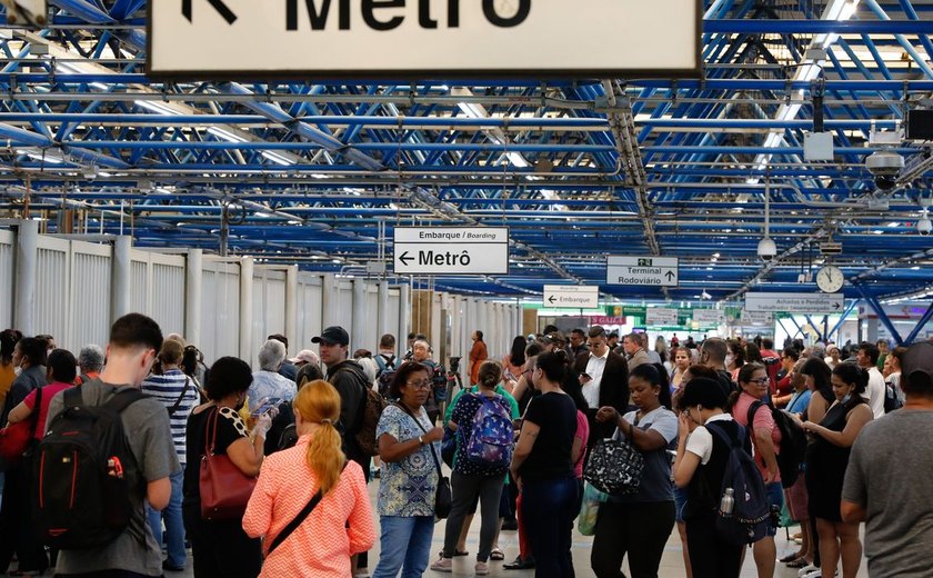 Metrô de SP retoma operação após alagamento de estação