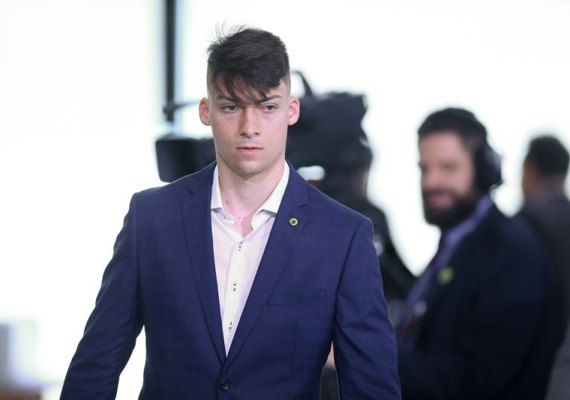 Filho de Bolsonaro provoca CPI da Covid ao mostrar armas em rede social