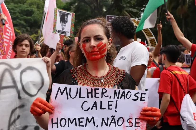 Brasil atinge recorde de feminicídios em 2025: quatro mortes por dia