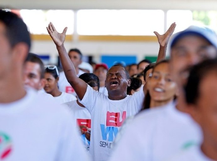 Renan Filho conhece histórias de vidas renovadas pela Rede Acolhe