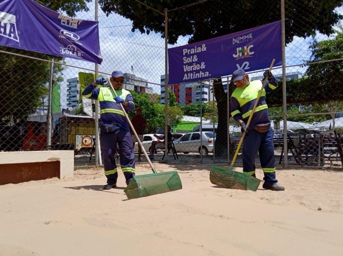 Prefeitura intensifica limpeza de quadras de areia em Maceió