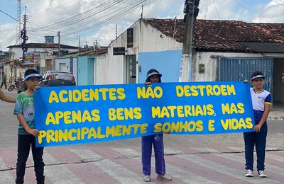 Estudantes conscientizam condutores sobre segurança no trânsito em Arapiraca