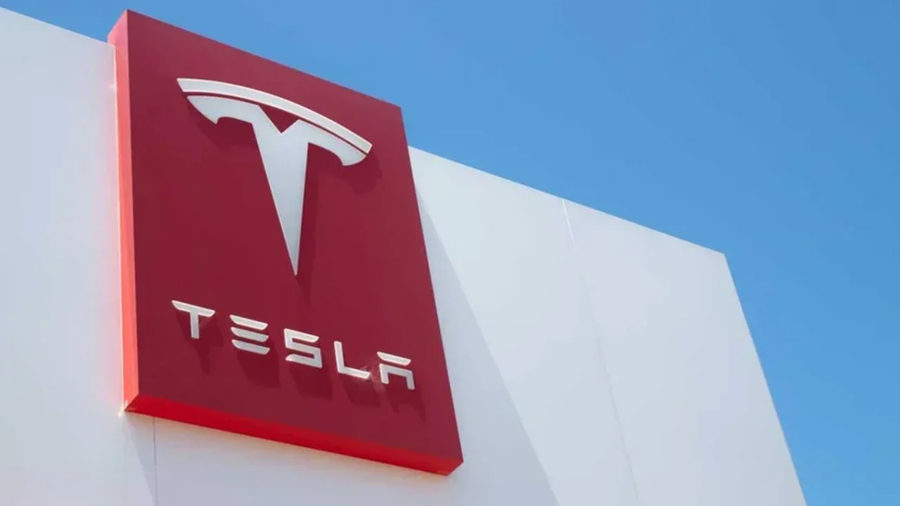 Tesla supera em lucro e melhora fluxo de caixa apesar de investimentos em IA