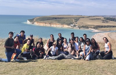 Daqui pro Mundo: Estudantes alagoanos desbravam a costa britânica nas falésias de Seven Sisters