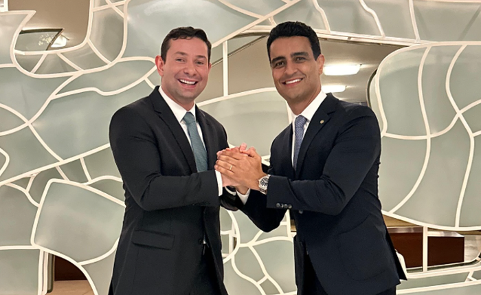 Lucas Barbosa ao lado de JHC durante agenda política após filiação ao PSDB