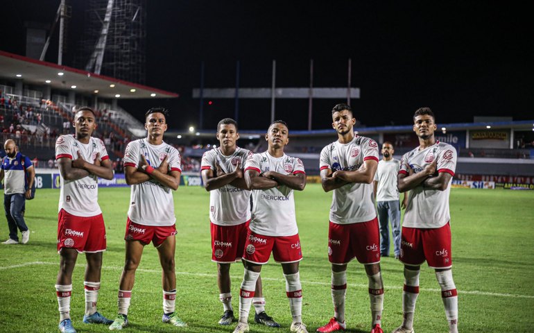 CRB sai na frente, mas leva virada do Náutico no Rei Pelé