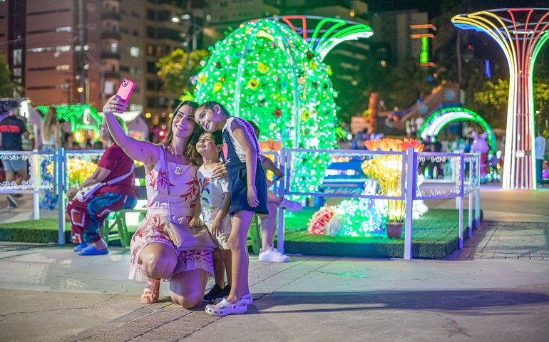 Maceioenses e turistas prestigiam decoração da Vila da Páscoa Iluminada