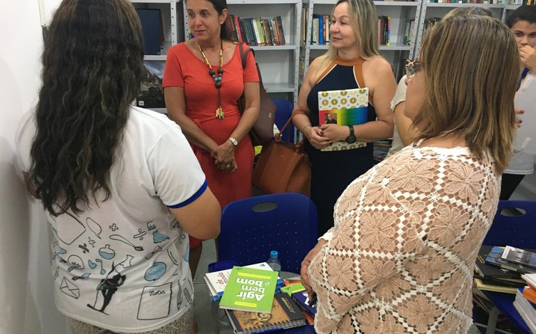 Biblioteca da Unidade de Internação Feminina recebe doação de mais de 300 livros